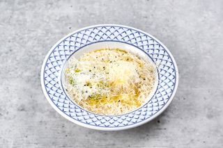 Кокосова вівсянка з яйцем пашот, пармезаном та авокадо 