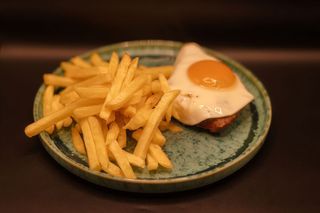 Preguinho de Vitela com Batata Frita e Ovo Estrelado