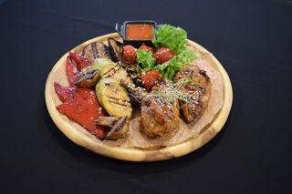 Piept de pui la grătar cu legume