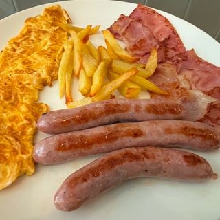 Salchichas frescas, bacon, tortilla francesa y patatas fritas