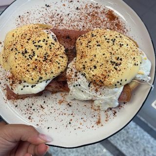 Huevos benedict jamón