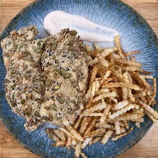 SNITEL DE CURCAN CU MIX DE SEMINTE,CARTOFI PRAJITI SI SOSUL CASEI