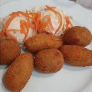 Plato de croquetas de pescado