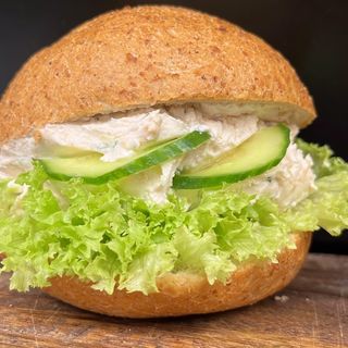 Bułka z pasta z łososia 