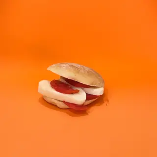 Panino con pomodoro e mozzarella