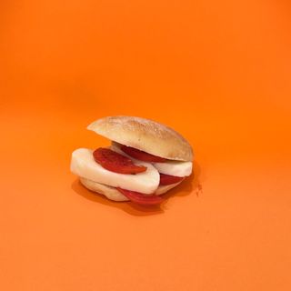 Panino con pomodoro e mozzarella
