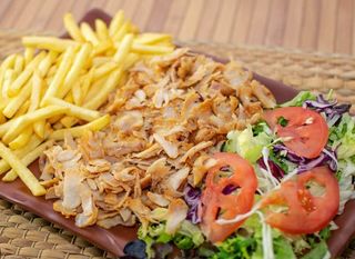 Plato shawarma pollo con patata,pan, enslada y. Bebida 