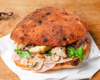 Kanapka mięsna z bekonem