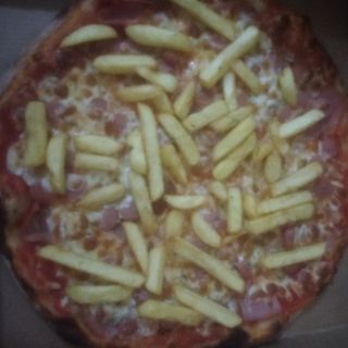 Pizza Salchipapas  (30 cm.)