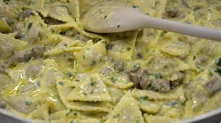 Ravioli en salsa de champiñones