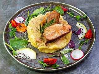 Свинна вирізка на подушці з лисичок з печерицями та гірчичним пюре (0.150/0.150/0.070g)