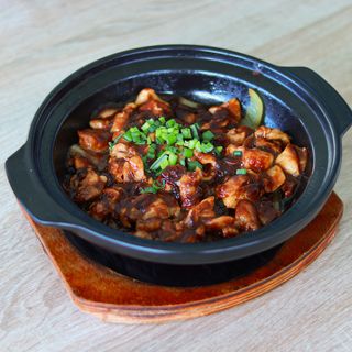 C03-206 Lignje u glinenom cupu