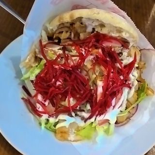 Pita kebab ensalada  Pollo tern̈era con 2 salsa picante y yogur