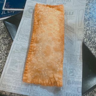 Pastel de frango com queijo cheddar