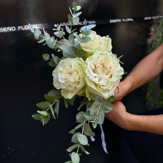 Ramo de 3 Rosas blanco y Eucalipto