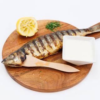 Scrumbie de Dunare la gratar cu mamaliguta si mujdei