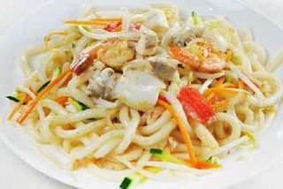 Udon con frutti di mare e verdure