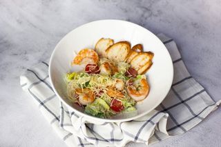 Салат "Цезарь" с креветками (240 гр.)