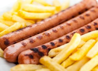 CHIPS WITH 2 SAUSAGES/ FRITES SAUCISSES 
