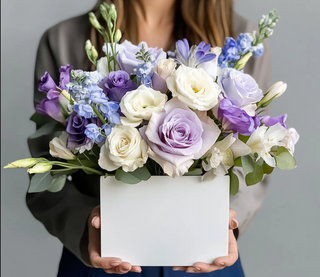 Aranjament floral în cutie cu trandafiri lila și lisianthus mov