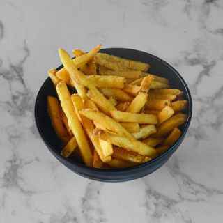 Patatine con porchetta, provola e salsa barbecue