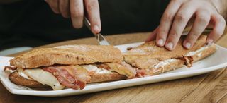 Bocadillo De Bacon Con Queso