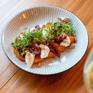 Boniato escalivat, formatge cremós i vinagreta de tomàquet i avellanes