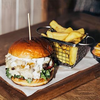 Бургер з телятиною та грибним жульєном