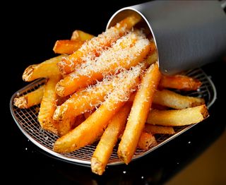 Cartofi prajiti cu parmezan si usturoi