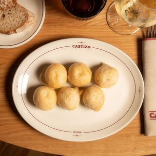 Buñuelos cremosos de bacalao con mayonesa casera (6 uds.)