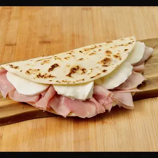 Piadina con cotto,  mozzarella fior di latte, pomodorini, maionese