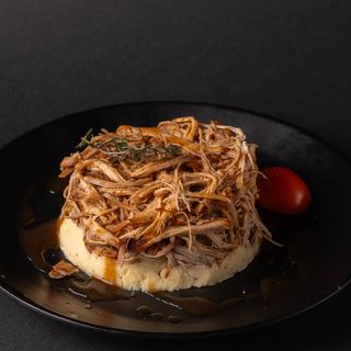 Дърпано свинско месце поднесено с картофено пюре и опушен сос 450гр.