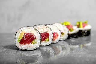 Futomaki tuńczyk z avocado i serkiem 6 szt.