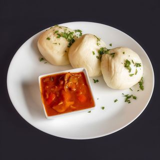 Pyzy drożdżowe z sosem myśliwskim