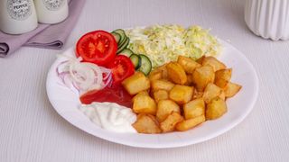 Cartofi wedges cu salată și sosuri