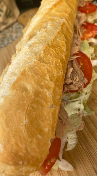 Entrepà de pa amb tomàquet, amb tonyina, enciam, tomàquet i maionesa.