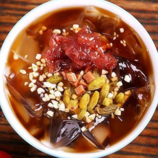 Gelatina con frutti secchi e salsa di zucchero canna