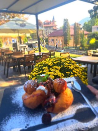 Papanasi cu smantana si dulceata de afine 