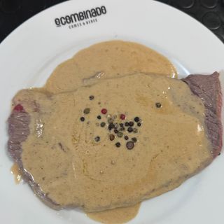 Bife de Lombo de Vitela com Molho 3 Pimentas
