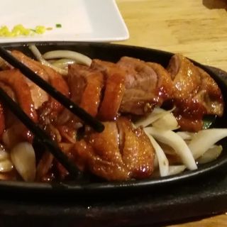 Pato asado con cebolla al ajillo