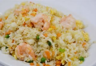 Plato de arroz tostado con tres delicias