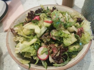 Salata sa rotkvicama, peršunom i krastavcem