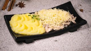 Мясо с грибами и пюре (250 гр.)