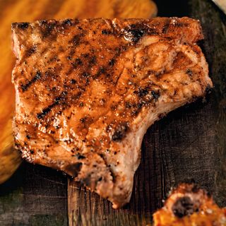 Cotlet de porc la grătar cu sos hribi