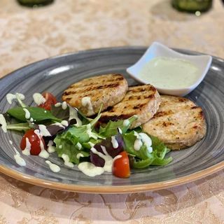 Биточки из семги подается с творожным соусом 