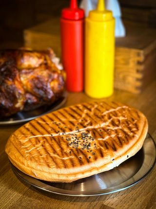 Grillowana bułka z lokalnej piekarni