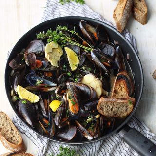 Midii cu sos de vin si usturoi