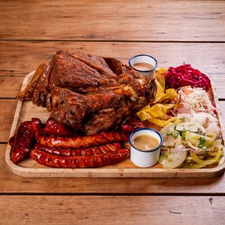 ღორის კანჭი ლუდში მოხარშული