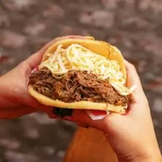 Arepa (carne mechada/queso)