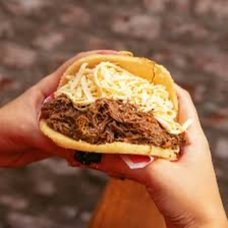 Arepa (carne mechada/queso)